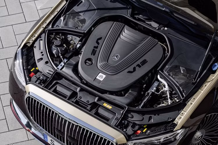 Đúng như đồn đoán từ trước đó, mẫu xe siêu sang Mercedes-Maybach S680 2022 được trang bị động cơ xăng V12. Có vẻ như hãng Mercedes-Benz vẫn quyết giữ lại máy V12 dù nhiều thương hiệu khác, điển hình như đối thủ truyền kiếp BMW, đã từ bỏ loại động cơ này.