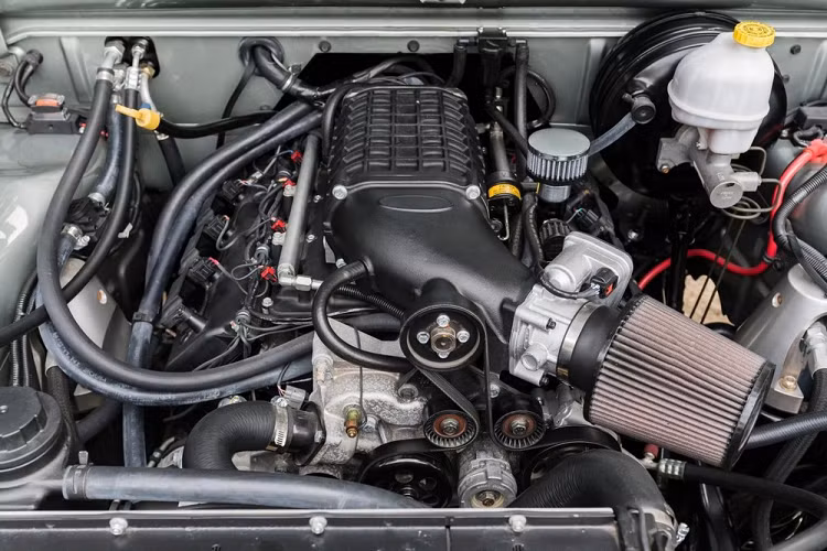 Dưới nắp capô, chiếc Power Wagon phục chế này có trang bị một động cơ HEMI V8 dung tích 5.7 lít, phối hợp một bộ siêu nạp Magnuson dung tích 2.3 lít.