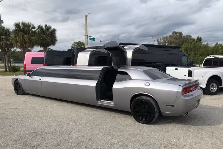 Về phương diện rao bán giá xe Dodge Challenger 2013 Limo này ban đầu được treo 45.000 USD (khoảng 1 tỷ đồng), nhưng giờ đây đã giảm xuống mức “rẻ bất ngờ” chỉ 32.500 USD (khoảng 750 triệu đồng) mà thôi. Xem ra đây đúng là một cái giá hời cho một phương tiện khác thường, đảm bảo gây sự chú ý trên đường đi và cho bất cứ ai bước ra khỏi nó.