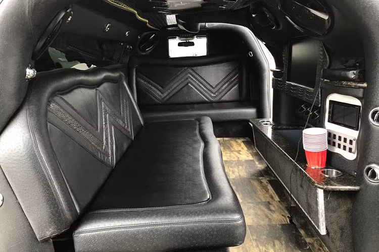 Tuy nhiên, phần miêu tả phía sau thì lại có chút gây nghi ngờ khi chiếc xe đã chạy hơn 128.000 km, và thân vỏ có “vài vết lõm nhỏ” mà gần như không thấy. Động cơ xe là loại V6 Pentastar dung tích 3.6 lít, qua đó hé lộ thân phận ban đầu của xe là bản SXT.