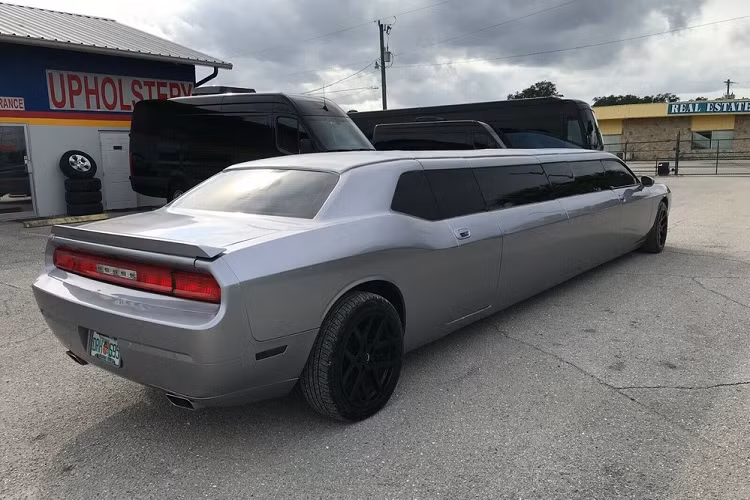 Chiếc limo kỳ lạ chúng ta thấy ở trên đang được rao bán trên eBay, và có lẽ nó đã được đặt tên nhầm là Cadillac Fleetwood 2013. Nó thực tế là một chiếc xe cơ bắp Dodge Challenger 2013 được biến đổi thành limousine với tổng chiều dài gần gấp đôi ban đầu, kéo dài phần giữa thêm hơn 3,5 mét, khiến trục cơ sở dài hơn gấp 2 lần.
