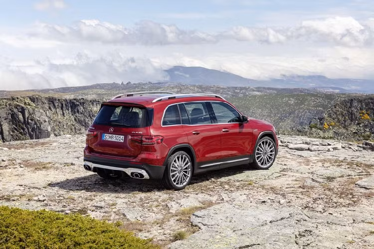 Ngay từ ngoại thất, Mẫu xe SUV Mercedes-AMG GLB 35 4Matic 2021 đã đem lại ấn tượng về sự khỏe khoắn và tốc độ nhờ gói trang bị AMG. Phần đầu xe nổi bật với lưới tản nhiệt Panamericana cùng logo “ngôi sao 3 cánh” đặt chính giữa, xung quanh là các thanh nan mạ crôm đặt dọc trông khá sang trọng.