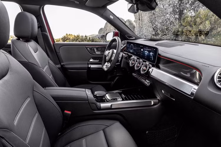 Đúng với tên gọi “SUV 7 chỗ nhanh nhất Việt Nam”, Mercedes-AMG GLB 35 4Matic 2021 được trang bị động cơ tăng áp cuộn kép, dung tích 2.0L có công suất tối đa 306 mã lực và mô-men xoắn đạt 400 nm. 