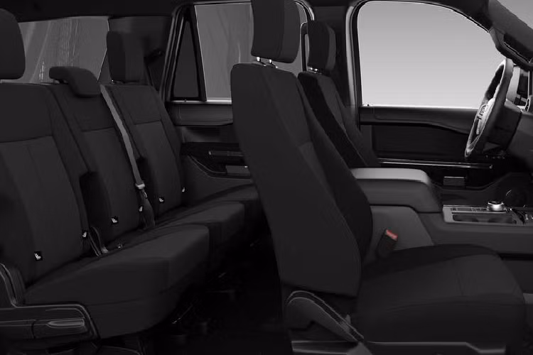 Ở bên trong, thay đổi rõ ràng nhất chính là việc Ford Expedition thế hệ mới thiếu hàng ghế thứ ba, cung cấp ít chỗ ngồi hơn, nhưng bù lại không gian vận chuyển hàng hóa được mở rộng với dung tích tối đa lên tới 2.961 lít khi gập hàng ghế thứ hai. 