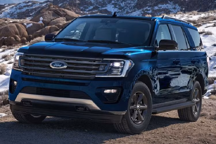 Đạt tiêu chuẩn với 5 chỗ ngồi, Ford Expedition XL STX 2021 mới có diện mạo mới mẻ với lưới tản nhiệt 5 thanh ngang sơn đen bóng, bộ mâm nhôm đúc 18 inch sơn Magnetic Metallic đi kèm lốp bốn mùa, các thanh cản va cùng màu thân xe, tay nắm cửa và tấm bảo vệ thân dưới cũng cùng màu thân xe, và vỏ gương chiếu hậu, đường ray mái, bệ cửa đều được sơn đen. 