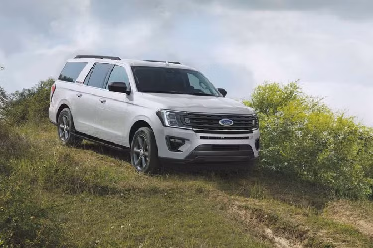 Khách hàng có thể nâng cấp lên hệ dẫn động 4x4 với số tiền phải trả thêm là 3.050 USD (khoảng 70,4 triệu đồng), hoặc mua thêm gói kéo hạng nặng Heavy Duty Trailer Tow Package có giá 795 USD (khoảng 18,3 triệu đồng) cũng như mua hệ thống ControlTrac với vi sai chống trượt điện tử trị giá 1.100 USD (khoảng 25,4 triệu đồng). 