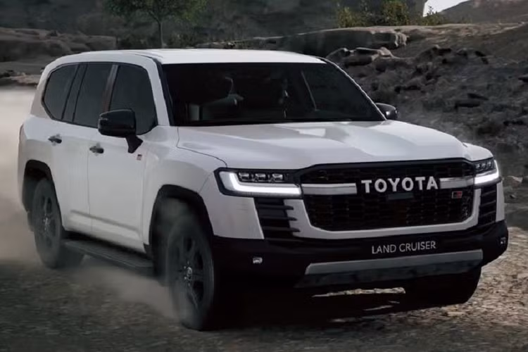 Có thể chiếc SUV hạng sang sẽ dùng chung nền tảng TNGA-F giống như Toyota Land Cruiser và chia sẻ cả tùy chọn động cơ tăng áp kép V6 3.5L sản sinh công suất 409 mã lực và mô-men xoắn cực đại 650 Nm tương tự như Land Cruiser LC300 mới.