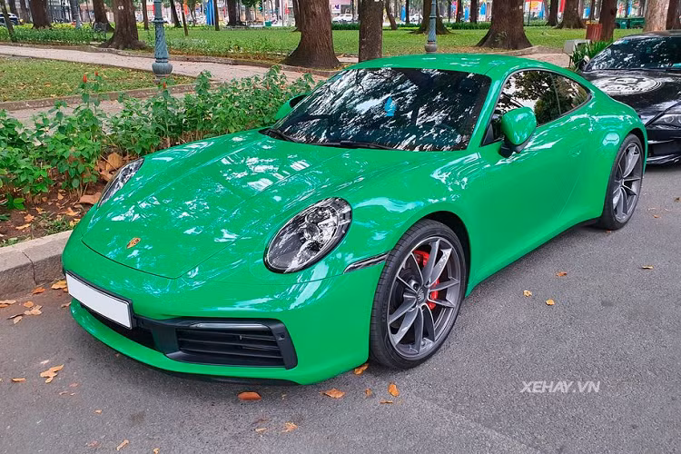Đáng chú ý, chiếc Porsche 911 Carrera S này được chủ nhân trang bị nước sơn ngoại thất màu xanh lá, màu sắc có thể được xem là độc nhất trong số các xe 911 đời 992 tại Việt Nam ở thời điểm hiện tại.