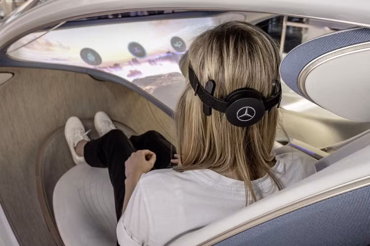 Mercedes-Benz tưởng tượng rằng công nghệ BCI sẽ cho phép hành khách có thể cá nhân hóa trải nghiệm đó mà không cần nhấc ngón tay lên màn hình cảm ứng, hoặc trong trường hợp của AVTR, triệu tập các biểu tượng trên lòng bàn tay của họ. Bằng cách này, họ sẽ có thể điều chỉnh ánh sáng và điều khiển nhiệt độ điều hòa, thay đổi danh sách phát nhạc/video, hoặc chọn điều khiển điều hướng. Mọi thứ sẽ được thực hiện nhờ một thiết bị BCI gắn vào đầu, và thiết bị này sẽ đọc hoạt động của não sau khi hiệu chuẩn 1 phút.