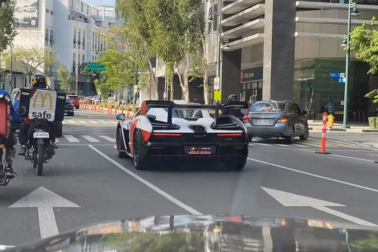 Tương tự như hàng chục siêu xe McLaren Senna khác ở châu Á, chiếc xe McLaren Senna tại Philippines vẫn có trang bị 3 ống xả, nhiều hơn 1 ống xả so với siêu xe giới hạn McLaren Senna độc nhất ở Việt Nam. Ngoài ra, chiếc hypercar này còn có thêm cửa xe dạng 1 phần bằng kính trong suốt.