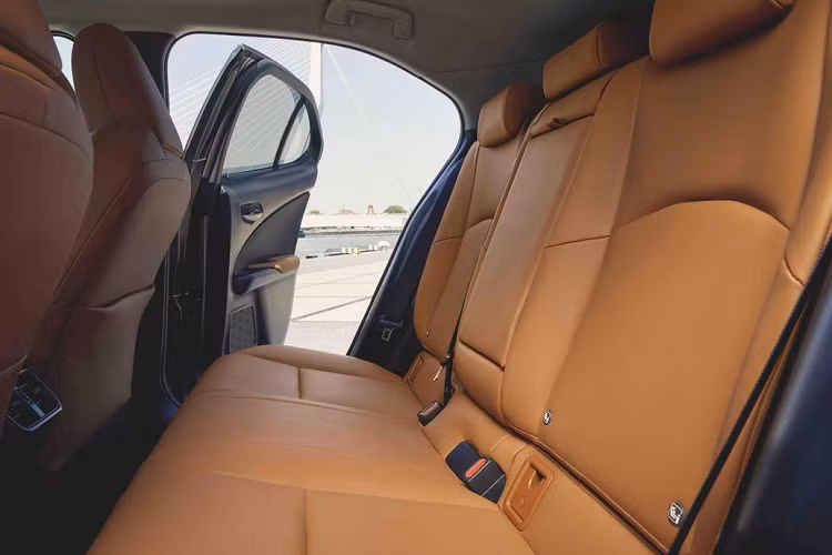 Lexus UX được trang bị hệ thống 6 loa tiêu chuẩn hoặc tùy chọn 8 loa với màng loa than tre để giảm khối lượng và mang lại âm thanh ấn tượng hơn.