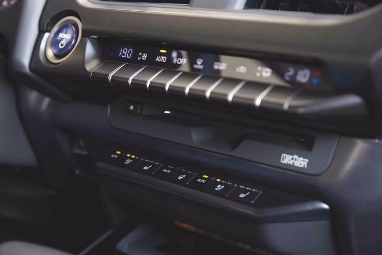 Diện mạo Lexus UX nổi bật với bộ lưới tản nhiệt cỡ lớn, cụm đèn pha sử dụng bóng bi-LED, tích hợp dải đèn chạy ban ngày LED hình mũi tên và đèn báo rẽ. Phía sau là cụm đèn hậu LED kéo dài nối liền mạch với nhau, cánh gió phía trên tích hợp đèn hậu, ăng-ten vây cá và ống xả đơn ẩn dưới gầm.