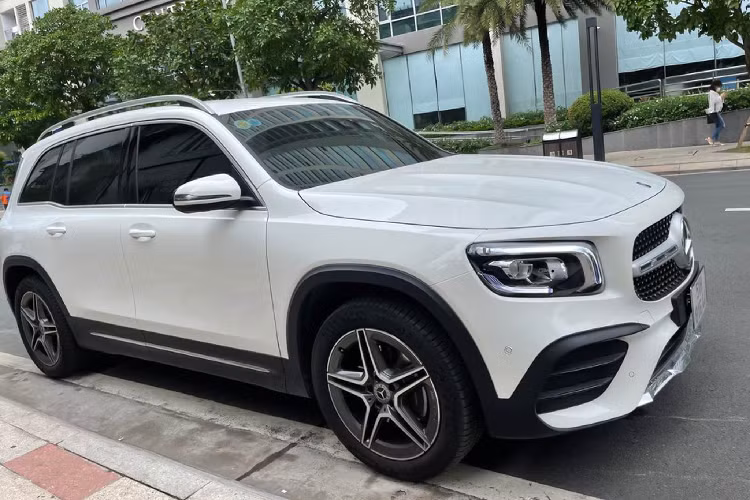 Tuy nhiên, lựa chọn chiếc GLB chạy lướt này sẽ giúp người mua ở TP.HCM tiết kiệm khoảng 200 triệu đồng so với lựa chọn “đập hộp” xe mới. Được biết, giá xe Mercedes-Benz GLB 200 AMG sau khi lăn bánh ở khu vực TP.HCM rơi vào khoảng 2,230 tỷ đồng.