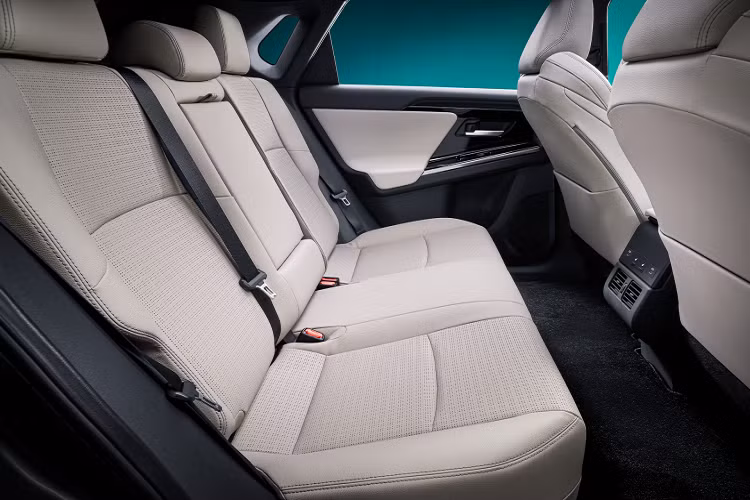 Toyota không chia sẻ thêm chi tiết nào về hệ thống truyền động ngoài trừ việc bZ4X sẽ dùng hệ dẫn động bốn bánh. Mẫu xe này là kết quả của sự hợp tác phát triển với Subaru, và nó chạy trên nền tảng e-TNGA dành cho xe điện.