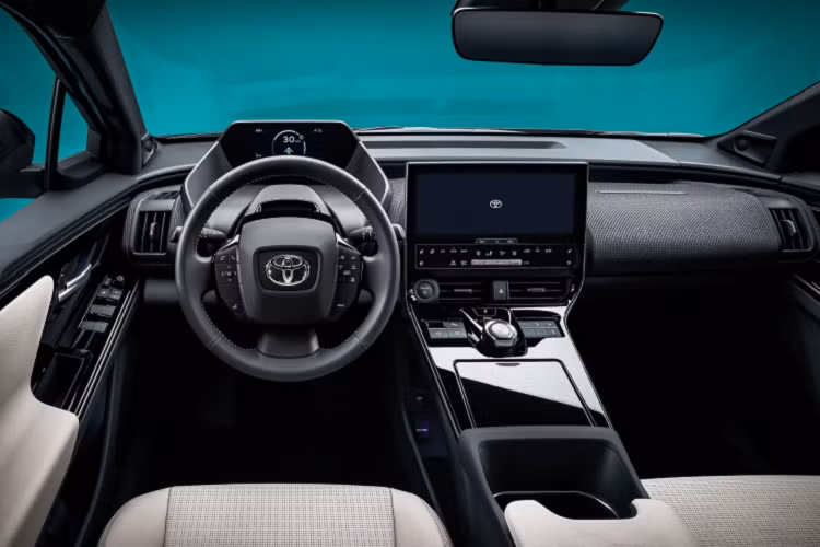 Về ngoại hình, có thể thấy mẫu xe điện Toyota bZ4X concept thiết kế khá hiện đại và hầm hố. Thân xe cơ bắp và nhiều góc cạnh, khác hẳn kiểu thiết kế trung tính thường thấy của hãng xe Nhật.