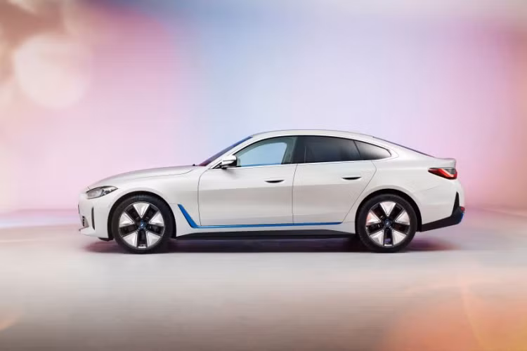 Có vẻ như tập đoàn BMW Malaysia đã bắt đầu dành nhiều sự quan tâm hơn cho điện khí hóa khi đưa cả i4 và iX vào danh mục sản phẩm tương lai. Điều này có thể thúc đẩy chính phủ phát triển một lộ trình rõ ràng hơn cho xe điện.