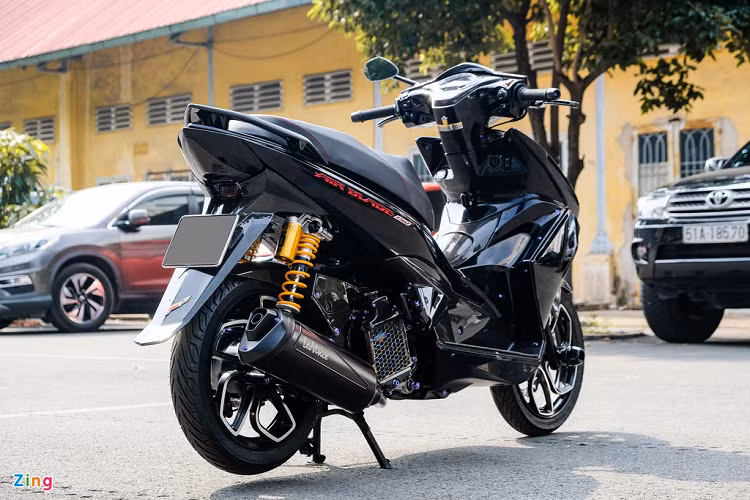 Hiện tại, Air Blade đời mới có sức hút khá lớn khi sở hữu nhiều nâng cấp đáng giá như đồng hồ kỹ thuật số, phanh ABS và có thêm tùy chọn động cơ 150 cc. Một người chơi xe tại Lâm Đồng quyết định "lột xác" chiếc Honda Air Blade đời cũ với dàn trang bị hàng hiệu.