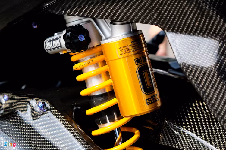 Giảm xóc sau của xe đến từ thương hiệu Ohlins TTX có thể điều chỉnh tải trọng. Một số trang bị khác trên xe như gác chân sau GTR, chân chống nghiêng của Koso, che két nước titanium...