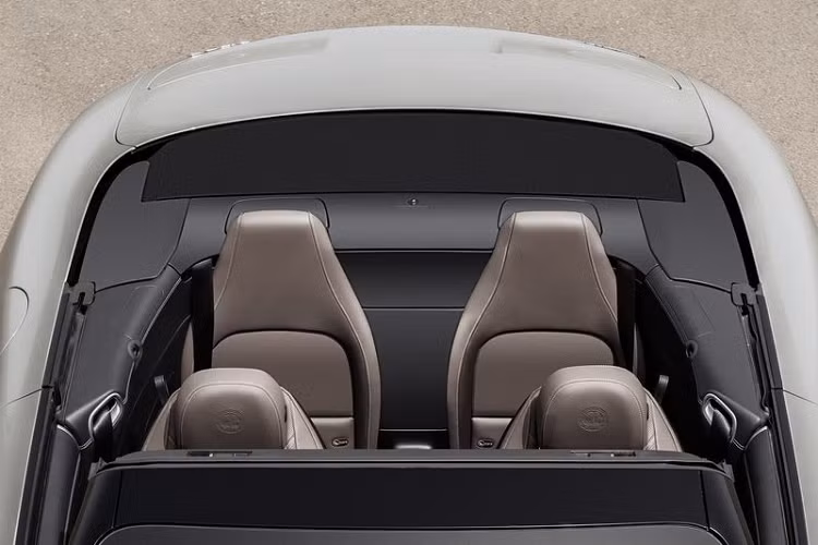 Di chuyển ra sau, Mercedes-AMG SL 2022 được trang bị hệ thống ống xả kép, đèn hậu rộng mang đến vẻ bề thế cho chiếc xe mui trần và cánh gió chủ động ở đuôi có tới 5 chế độ cài đặt.