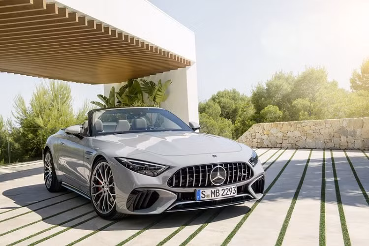 Phía bên hông xe hiện lên tuyệt đẹp nhờ các tay nắm cửa dạng ẩn giống S-Class, và bằng cách thay thế mui kim loại cũ bằng mui vải 3 lớp, chiếc xe thể thao Đức đã tiết kiệm được 21 kg trọng lượng đồng thời cải thiện không gian cốp khi gấp mui lại. Phần mui của SL mới có thể đóng / mở trong 15 giây ở tốc độ lên đến 50 km/h