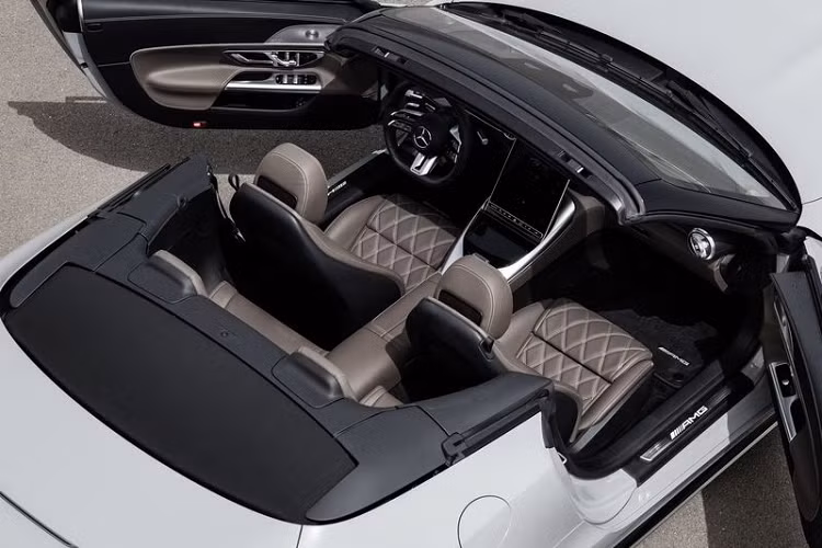 Nếu chừng đó chưa đủ, Mercedes sẵn sàng cung cấp thêm gói tăng cường khí động học Aerodynamic Package với bộ cản va mạnh mẽ hơn (giống trên xe đua), bộ khuếch tán phía sau gọn gàng hơn và cánh gió carbon có thể điều chỉnh điện tử bên dưới mũi xe giúp cắt giảm tối đa lực cản cho xe.