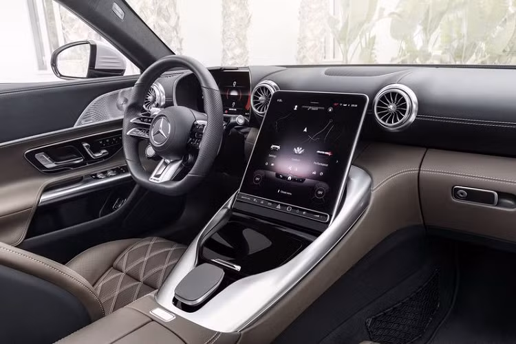 Các trang bị tiêu chuẩn đáng chú ý khác gồm hệ thống sưởi cổ Airscarf, vô lăng AMG Performance, ghế thể thao AMG chỉnh điện (hoặc nâng cấp lên ghế AMG Performance), hệ thống âm thanh Burmester cao cấp, bọc da Nappa...