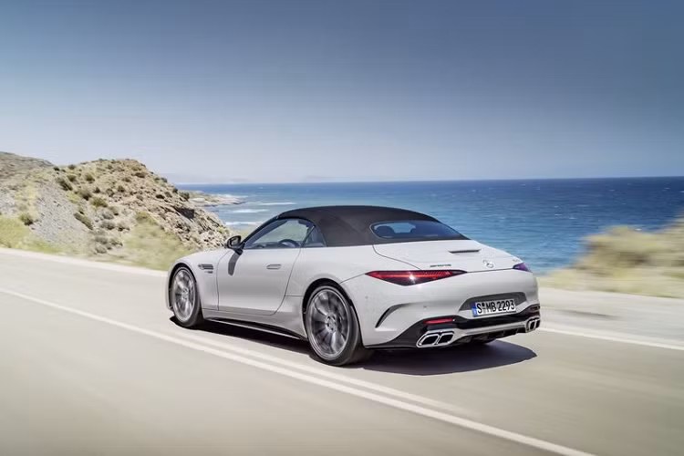 Chưa hết, Mercedes-AMG SL 2022 cũng được trang bị bộ vi sai chống trượt điện tử phía sau (tiêu chuẩn trên SL 63) giúp tăng độ bám đường và độ ổn định cho xe khi vào cua ở tốc độ cao. Đối thủ BMW 8 Series Convertible còn có hệ thống treo trước năm liên kết hiện đại, phanh gốm-carbon và hệ thống lái bánh sau, là tiêu chuẩn trên cả SL 55 và 63. Riêng SL 63 sẽ có thêm hệ thống treo khí nén, kiểm soát trục lăn chủ động và kẹp phanh màu vàng độc quyền (SL 55 chỉ có kẹp phanh màu đỏ).