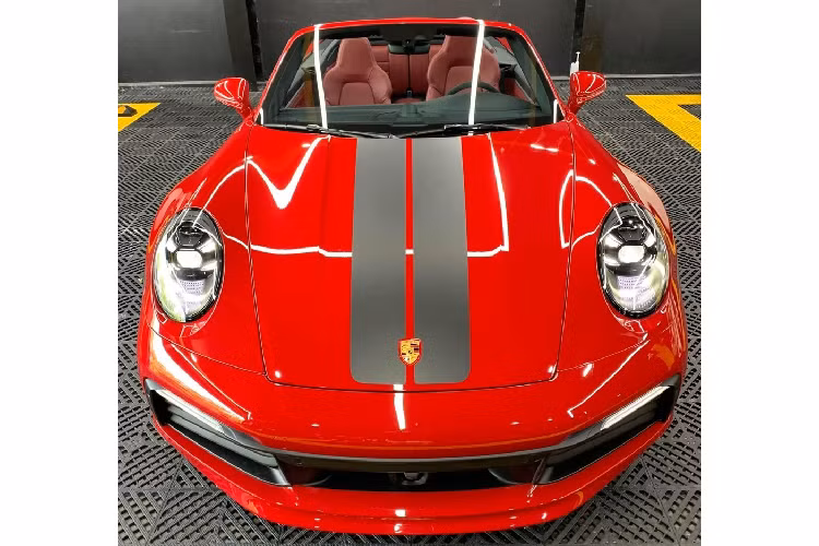 Sau khi thanh lý đi chiếc siêu xe mui trần Lamborghini Aventador LP700-4 Roadster tuyệt đẹp, người chơi lan đột biến ở tỉnh Bình Phước đã nhanh chóng đặt hàng để sở hữu một chiếc xe mui trần khác trải nghiệm. Lần này, đại gia này đã tậu về mẫu siêu xe mui trần Porsche 911 Carrera S Cabriolet 2021 mới.