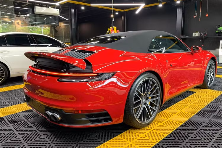 Sở hữu xe thể thao Porsche 911 Carrera S Cabriolet, đại gia lan đột biến chỉ cần nhấn nút là phần mui xếp mềm của xe dễ dàng xếp gọn gàng phía sau. Thời gian đóng mở mui xe Porsche 911 Carrera S Cabriolet của đại gia lan đột biến có thể dao động từ 12 đến 14 giây.