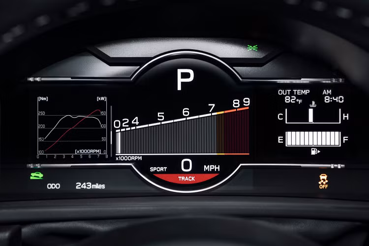 Phiên bản cao cấp Toyota GR 86 Premium có thêm chất liệu bọc da như Alcantara, các điểm nhấn bằng da và màu bạc. Bàn đạp ga và phanh làm từ nhôm, hệ thống âm thanh 8 loa.