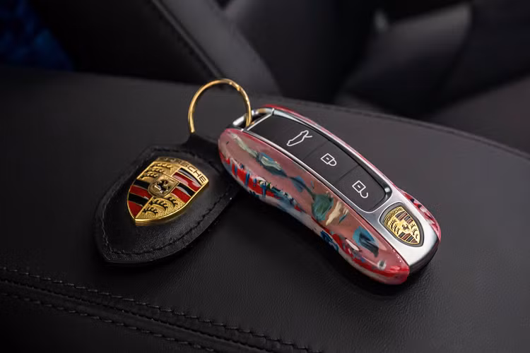 Toby Venter, Giám đốc điều hành của Porsche Nam Phi cho biết: “Làm việc với Nelson Makamo là một hành trình truyền cảm hứng tuyệt vời với một mẫu xe cá nhân hóa mà chúng tôi chưa từng thấy từ trước đến nay. Đây là một tác phẩm nghệ thuật sắp đặt theo sở thích cá nhân của chủ sở hữu mà thực sự xứng đáng để đặt trong bất kỳ phòng trưng bày nào.