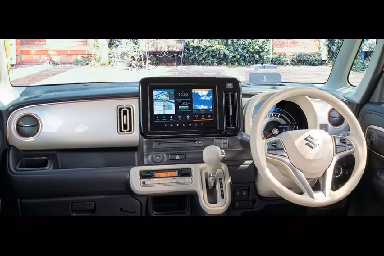Trong khi đó, bản cao cấp hơn của xe sẽ được trang bị hệ thống thông tin giải trí với màn hình cảm ứng 9 inch, màn hình hiển thị thông tin kính lái, nút bấm khởi động máy, camera 360 độ, hệ thống kiểm soát hành trình thích ứng và đầu đĩa CD. Suzuki Wagon R Smile ở thị trường Nhật Bản sở hữu động cơ xăng 3 xi-lanh, hút khí tự nhiên, dung tích 658 cc, sản sinh công suất tối đa 49 mã lực và mô-men xoắn cực đại 58 Nm đồng thời kết hợp với hộp số biến thiên vô cấp CVT.