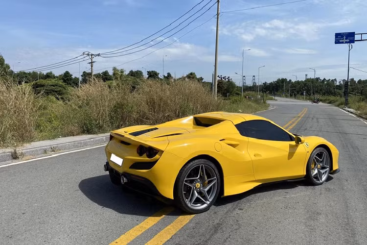 Số lượng dòng siêu xe Ferrari F8 mới tại dải đất hình chữ S đã có khoảng 4 chiếc, trong đó, chia đều cho 2 phiên bản Coupe và mui trần. Chiếc siêu xe mui trần Ferrari F8 Spider đầu tiên về Việt Nam có màu sơn vàng nhưng số lần lăn bánh trên đường phố khá ít ỏi.
