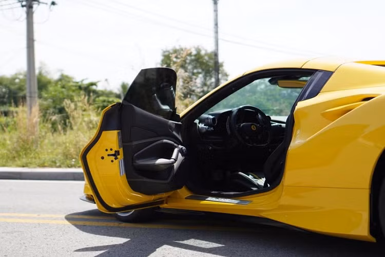 Ở ngoại hình, siêu xe mui trần Ferrari F8 Spider gây ấn tượng với thiết kế khoẻ khoắn tương tự như là phiên bản Coupe, Ferrari F8 Tributo. Điểm khác biệt của hai chiếc xe này đến từ việc mui xếp cứng trên Ferrari F8 Spider có thể đóng hoặc mở mui trong thời gian khoảng 14 giây. Ngoài ra là vách ngăn nhỏ bằng kính nằm ngay giữa hai ghế ngồi của siêu xe Ferrari F8 Spider.