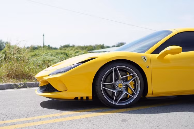 Chỉ sau khoảng 6 tháng ra mắt chiếc siêu xe hoàn toàn mới Ferrari F8, dùng để thay thế dòng xe Ferrari 488, hãng siêu xe Ý lập tức tung ra phiên bản mui trần của dòng xe Ferrari F8 Tributo với tên gọi Ferrari F8 Spider . Những chiếc siêu xe mui trần Ferrari F8 Spider sẽ được sản xuất vào đầu năm 2020 nhưng do tình hình dịch bệnh Covid-19, hãng xe Ý đã đôi lần điều chỉnh lại kế hoạch giao hàng Ferrari F8 Spider trên toàn cầu.