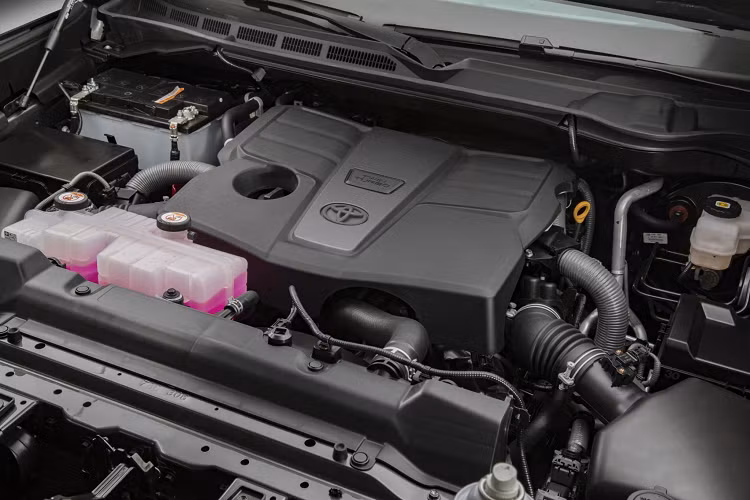 Tạm biệt động cơ V8 5.7L hút khí tự nhiên ở thế hệ cũ, Toyota Tundra 2022 thế hệ mới được cung cấp 2 loại động cơ V6 gồm: V6 tăng áp kép và V6 tăng áp kép hybrid. Động cơ tăng áp kép V6 dung tích 3.5L (3.445cc), 24 van, cam đôi DOHC dẫn động bằng xích và sử dụng hệ thống điều phối van biến thiên thông minh kép Dual VVTi. Đáng chú ý, động cơ V6 hybrid là cấu hình động cơ mạnh mẽ nhất. Cả hai đều sử dụng kết hợp với hộp số tự động 10 cấp thông minh (ECTi), có chế độ sang số tuần tự, mang logic chuyển số khi xe Lên/Xuống dốc và chế độ kéo TOW và HAUL.