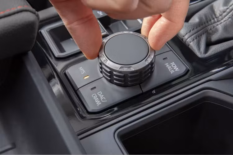 Tundra 2022 sử dụng hệ thống Audio Multimedia hoàn toàn mới được thiết kế và chế tạo bởi nhóm Connected Technologies của Toyota ở Texas. Xe có trợ lý ảo với Giao diện người máy (Human Machine Interface; HMI) hoàn toàn mới có thể tương tác thông qua cảm ứng và giọng nói “Hey / Hi / Hello / OK Toyota”.