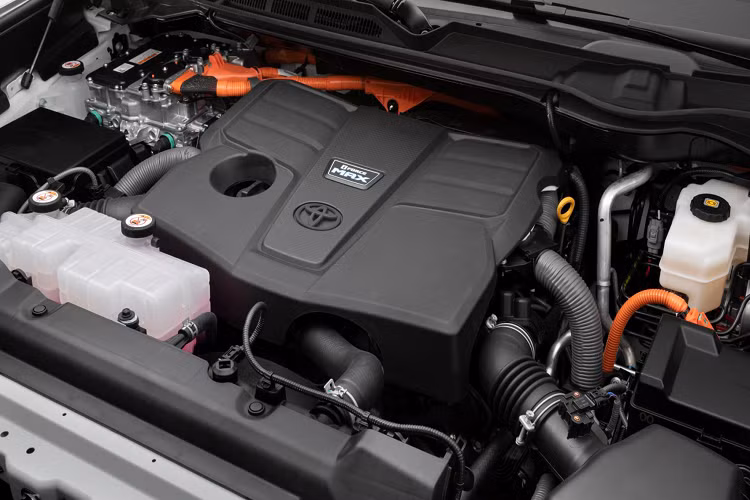Hệ truyền động hybrid i-FORCE MAX sử dụng sử dụng pin Ni-MH (Ni-MH) công suất 288V được lắp đặt dưới ghế hành khách phía sau. Hệ truyền động hybrid được thiết kế để cung cấp hiệu mạnh mẽ ngay tức thì khi hệ thống hybrid cung cấp thêm công suất và mô-men xoắn. Khi lái xe trong thành phố, hệ truyền động hybrid hoạt động êm ái ở chế độ EV ở tốc độ thấp. Theo Toyota, hệ thống i-FORCE MAX còn cung cấp mô-men xoắn ấn tượng cho nhu cầu kéo.