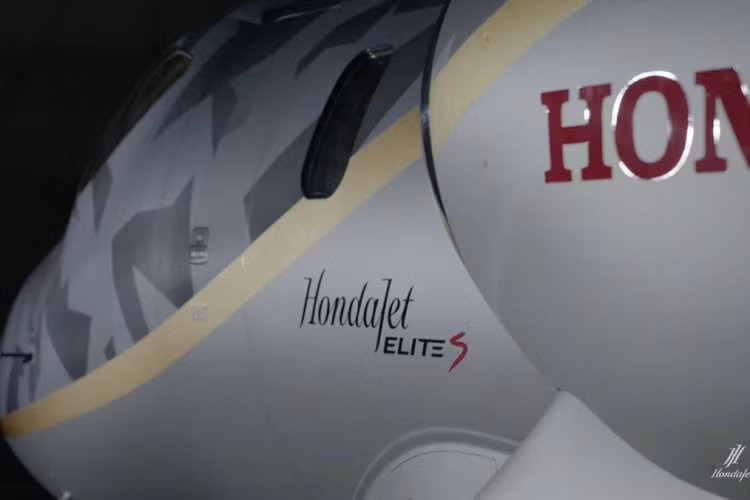Suy xét việc HondaJet Elite S là một chiếc máy bay rất nhẹ, ASAS rõ ràng là một điểm cộng. Những bổ sung khác bao gồm các tính năng mới của FAA Data Comm và ACARS, thay thế lệnh thoại truyền thống bằng nhắn tin dựa trên văn bản. Những điều này nhằm mục đích cải thiện tính rõ ràng và hiệu quả của thông tin liên lạc, tối đa hóa sự an toàn.