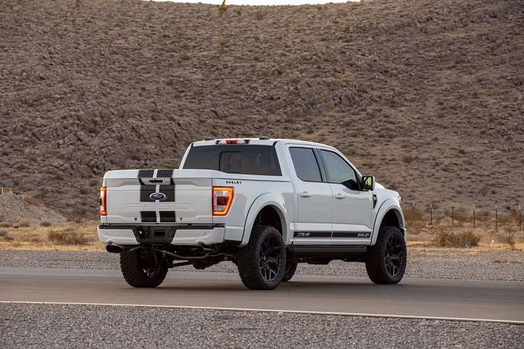 Dù sao đi nữa, hầu hết người mua Shelby F-150 2021 sẽ đặt hàng thêm gói siêu nạp, bao gồm bổ sung bộ siêu nạp Whipple, bướm ga phôi thép, kim phun nhiên liệu lưu lượng cao, và bộ hút gió hiệu suất cao bằng ống sợi carbon.