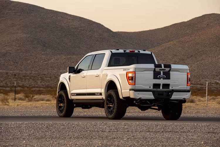 Shelby hiện đang tiếp nhận đơn đặt hàng, và giá xe Ford Shelby F-150 2021 khởi điểm sẽ từ 107.080 USD đối với bản thường và 114.980 đối với bản siêu nạp – cả hai đã bao gồm chi phí F-150 Lariat 4x4 ban đầu.
