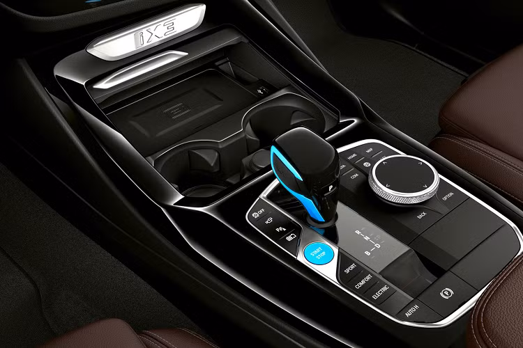 Xe được trang bị tiêu chuẩn với đèn chiếu sáng LED thích ứng và khách hàng có thể đặt hàng tùy chọn đèn chiếu sáng BMW Laserlight hiện đại. Trong nội thất, iX3 2022 cũng nhận được một số nâng cấp như hệ thống màn hình hiển thị kỹ thuật số có kích thước lên tới 12,3 inch và hệ thống màn hình giải trí cũng sẽ được mở rộng hơn so với thế hệ trước.