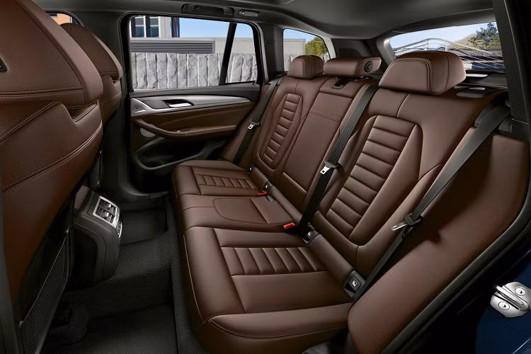 Sở dĩ BMW iX3 mới được hoàn thiện với các chi tiết thể thao chính là do xe được trang bị gói nâng cấp M Sport tiêu chuẩn. Thay cho bộ mâm cũ có kích thước 19 inch trên iX3, thương hiệu cũng đem tới trang bị mâm có thiết kế khí động học mới có kích thước 20 inch.