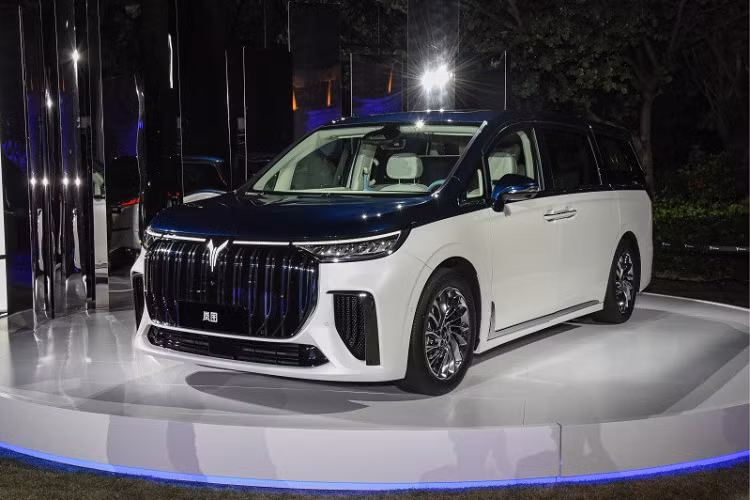 Phân khúc MPV hạng sang hiện đang nở rộ tại khu vực châu Á với những sản phẩm nổi bật như Toyota Alphard, Lexus LM hay Buick GL8 Avenir. Không chịu thua kém, thương hiệu con Voyah mới thành lập trong năm 2020 của hãng ô tô Dongfeng cũng tham gia vào phân khúc này với tân binh mang tên Voyah Dreamer 2022 mới.