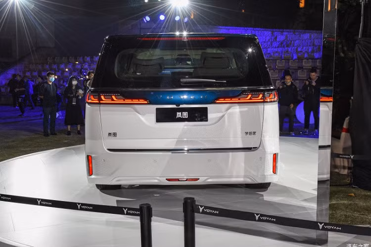 Ra mắt trong triển lãm Ô tô Quảng Châu 2021 hiện đang diễn ra tại Trung Quốc, Dreamer là mẫu xe thứ hai của thương hiệu Voyah, sau SUV cỡ lớn Free. Được phát triển dựa trên cơ sở gầm bệ Electric Smart Secure Architecture (ESSA), mẫu MPV mới này sở hữu chiều dài 5.315 mm, chiều rộng 1.980 mm, chiều cao 1.810 mm và chiều dài cơ sở 3.200 mm. Như vậy, so với 2 đối thủ Lexus LM và Buick GL8 Avenir, Voyah Dreamer 2022 có kích thước lớn hơn một chút.