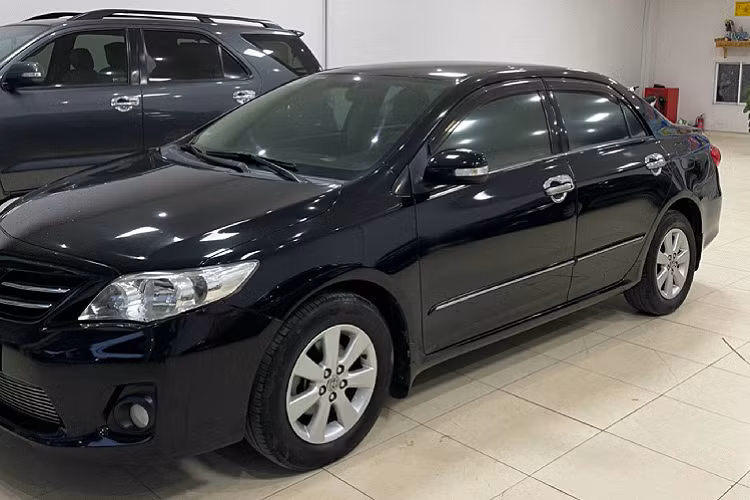 Có thể nói, Toyota Corolla Altis là một dòng xe lâu đời trong phân khúc C tại thị trường Việt, khi được ra mắt lần đầu tại Việt Nam từ 8/1996. Mặc dù dòng xe Corolla Altis không được khách hàng đánh giá cao về trang bị “đồ chơi” và cho khả năng vận hành thú vị, đem đến niềm vui cầm lái.