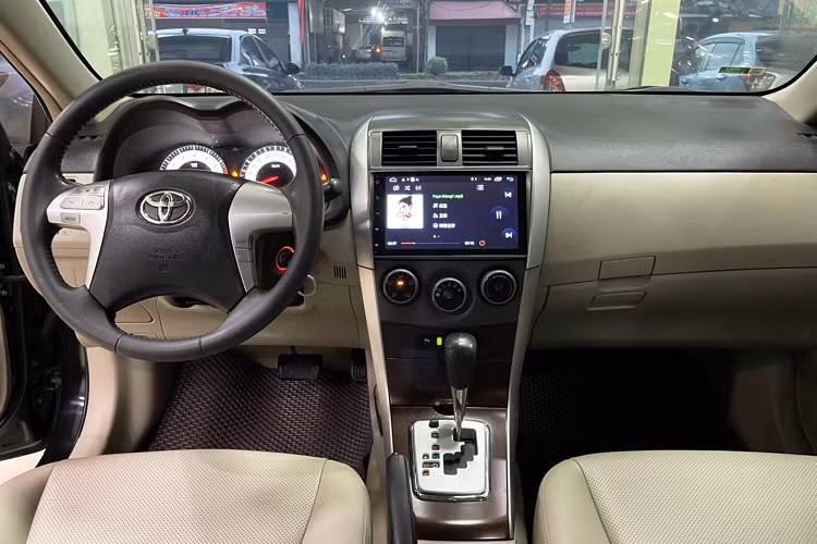 Toyota Corolla Altis phiên bản 1.8G được trang bị động cơ 4cyl thẳng hàng, dung tích 1.8L hút khí tự nhiên cho công suất tối đa 138 mã lực với momen xoắn cực đại 173Nm. Sức mạnh được truyền xuống cầu trước (FWD), thông qua hộp số tự động vô cấp CVT-i. Tại thời điểm cách đây gần 10 năm, Altis cũng được ghi nhận là một trong những mẫu xe sử dụng hộp số CVT đầu tiên trong phân khúc. Theo Toyota, Corolla Altis 1.8 tiêu thụ nhiên liệu trung bình khoảng 6.8L/100km.