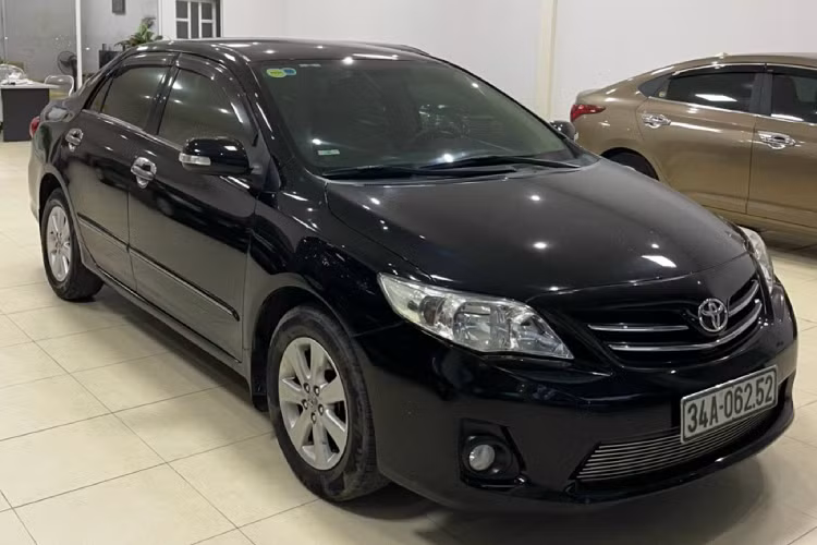 Tuy nhiên, thời thế đổi đây, mẫu xe sedan Toyota Corolla Altis ngày càng đứng trước sự cạnh tranh khốc liệt bởi các mẫu xe như Honda Civic, Mazda3 và các mẫu xe Hàn Hyundai Elantra hay Kia Cerato. Sở hữu thiết kế ngoại thất thanh lịch, thiết kế phong cách thanh lịch, khá bền dáng. Bên cạnh mang nhiều ưu điểm ở động cơ bền bỉ, ít hỏng vặt cho khả năng vận hành ổn định, nên dòng xe Corolla Altis khá giữ giá trên thị trường. Hơn hết, thương hiệu “dễ mua thuận bán” là những lý do chính khiến nhiều người mua tự tin chọn Corolla Altis đời cũ làm chiếc xe này để sử dụng.
