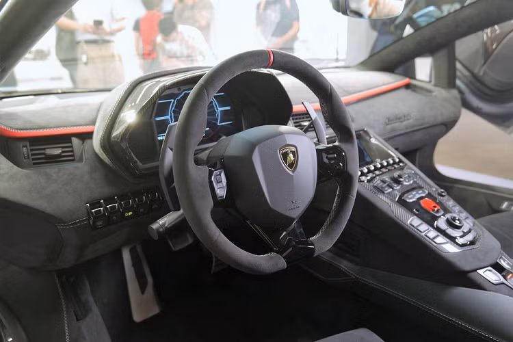 Những chiếc siêu xe Lamborghini Aventador LP780-4 Ultimae có ngoại hình ấn tượng với cản va trước hoàn toàn mới, nẹp sườn carbon thể thao và khuếch tán gió phong cách xe đua. Đáng tiếc là siêu bò giới hạn không được trang bị cánh gió đuôi cố định như các đàn anh trước mà sử dụng cánh gió điện như các bản Aventador tiêu chuẩn hay Aventador S.