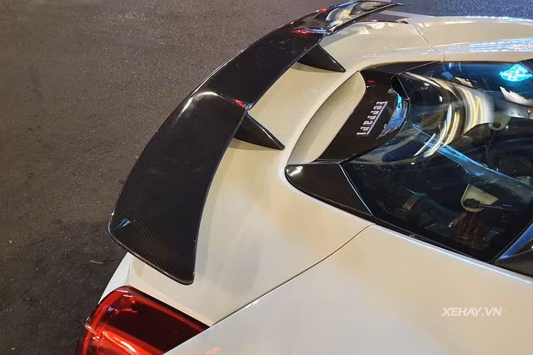 Các chi tiết của Ferrari 488 Spider độ khủng này đáng chú ý là phần líp cản dưới trước/sau và cánh gió gắn thêm ở đuôi xe đều được làm từ sợi carbon với thiết kế bắt mắt hơn, tuy nhiên, cánh gió đuôi của gói độ đã được chủ nhân hiện tại tháo bỏ và thay bằng loại nhẹ nhàng hơn.